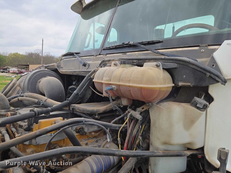 image for item ET5223 2005 Freightliner Columbia semi truck