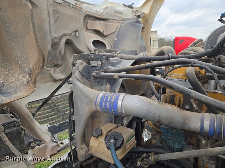 image for item ET5223 2005 Freightliner Columbia semi truck