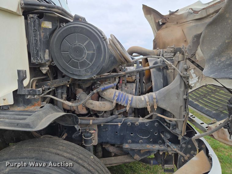 image for item ET5223 2005 Freightliner Columbia semi truck