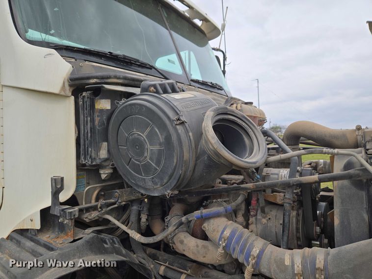 image for item ET5223 2005 Freightliner Columbia semi truck