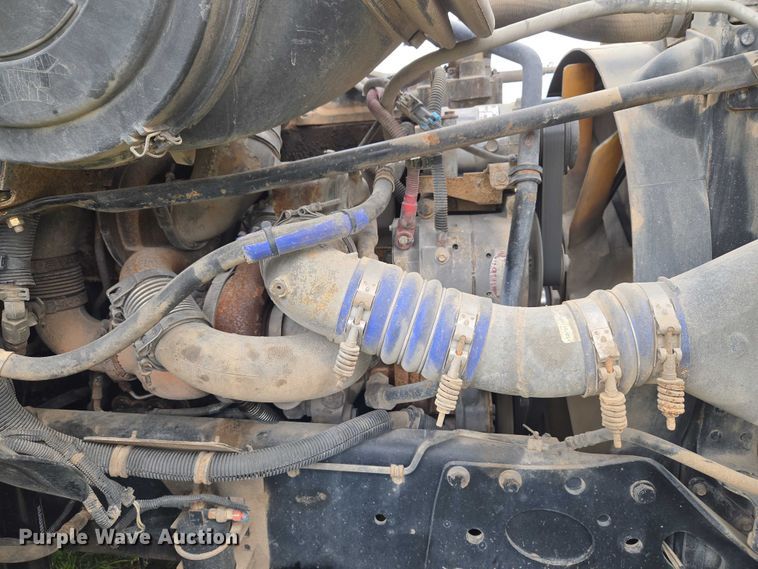 image for item ET5223 2005 Freightliner Columbia semi truck