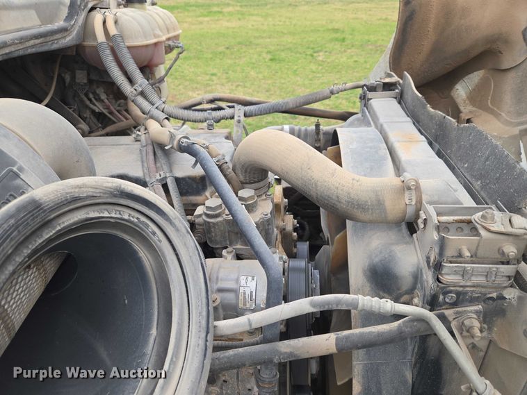 image for item ET5223 2005 Freightliner Columbia semi truck