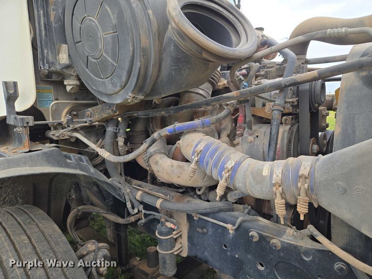 image for item ET5223 2005 Freightliner Columbia semi truck