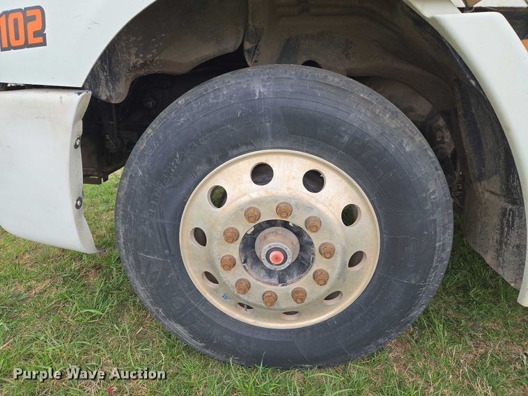 image for item ET5223 2005 Freightliner Columbia semi truck