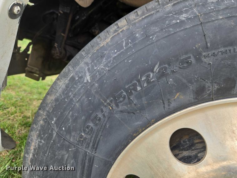 image for item ET5223 2005 Freightliner Columbia semi truck