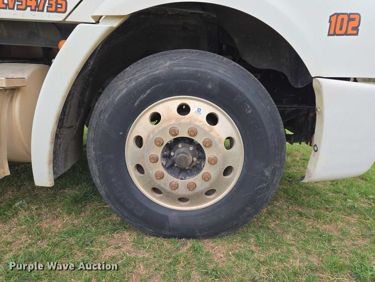 image for item ET5223 2005 Freightliner Columbia semi truck