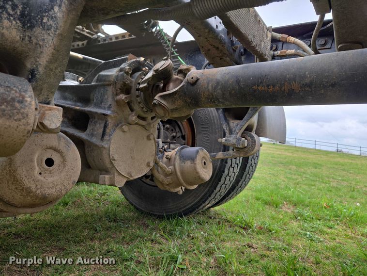 image for item ET5223 2005 Freightliner Columbia semi truck