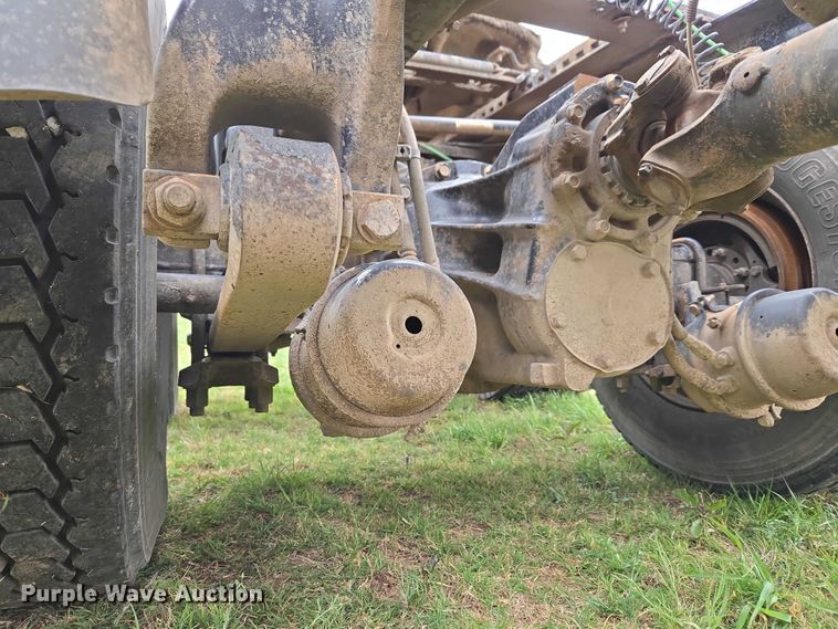 image for item ET5223 2005 Freightliner Columbia semi truck