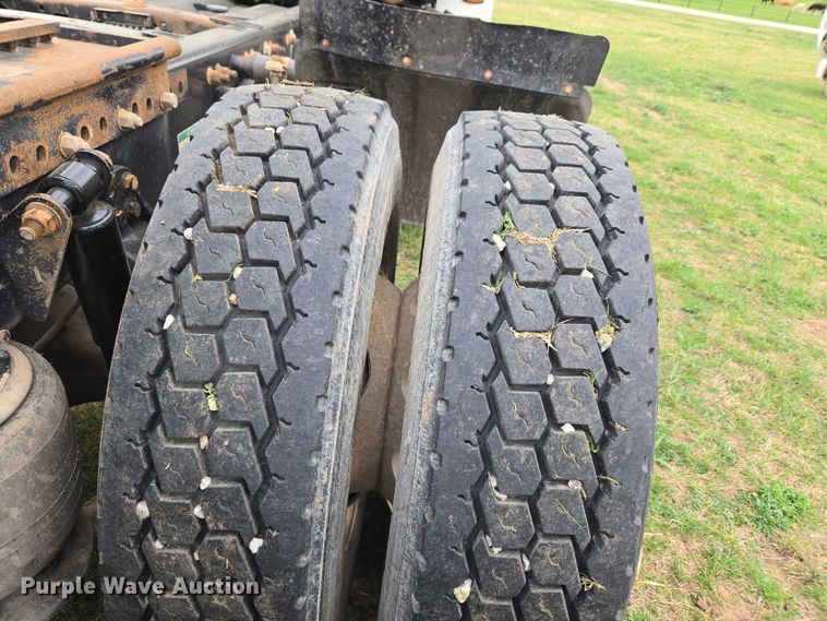 image for item ET5223 2005 Freightliner Columbia semi truck