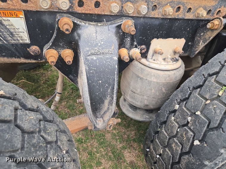 image for item ET5223 2005 Freightliner Columbia semi truck