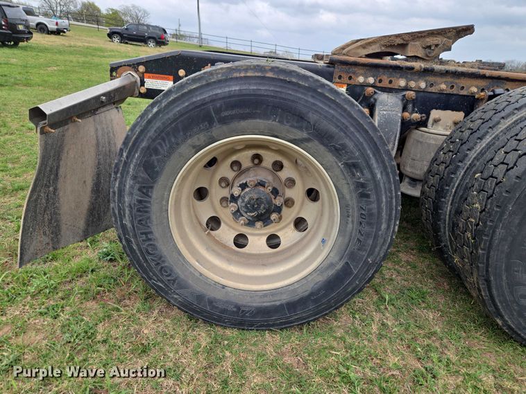 image for item ET5223 2005 Freightliner Columbia semi truck