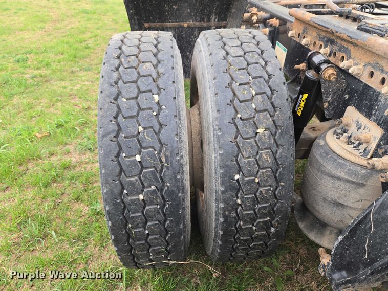 image for item ET5223 2005 Freightliner Columbia semi truck