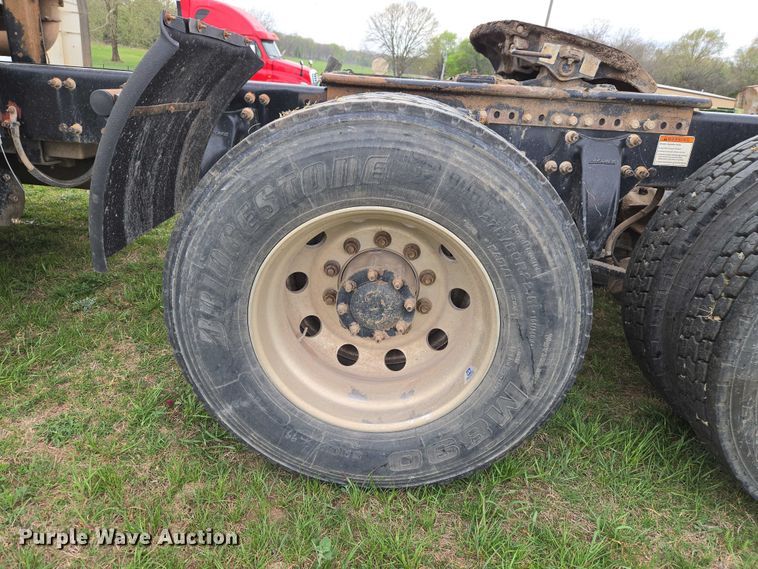 image for item ET5223 2005 Freightliner Columbia semi truck