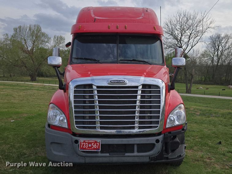 image for item ET5224 2013 Freightliner Cascadia semi truck