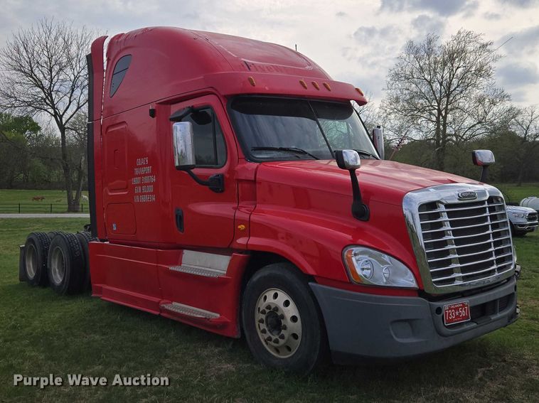 image for item ET5224 2013 Freightliner Cascadia semi truck