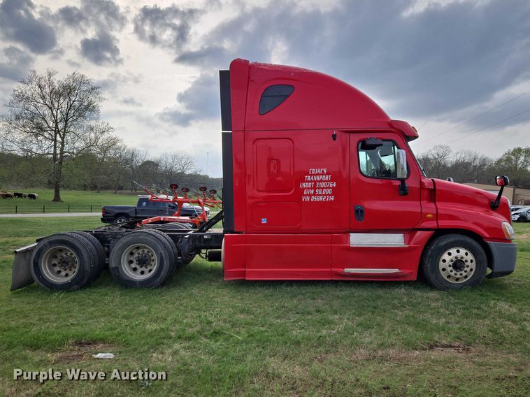 image for item ET5224 2013 Freightliner Cascadia semi truck