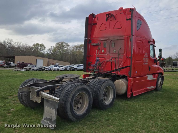 image for item ET5224 2013 Freightliner Cascadia semi truck