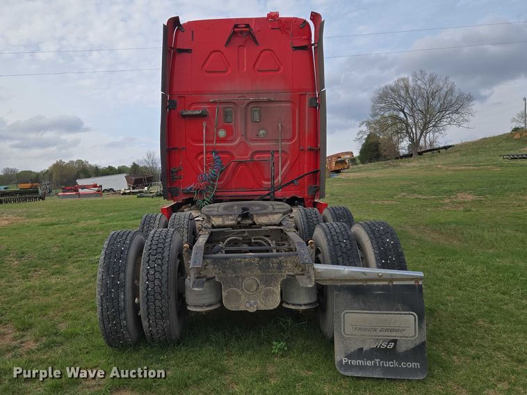 image for item ET5224 2013 Freightliner Cascadia semi truck