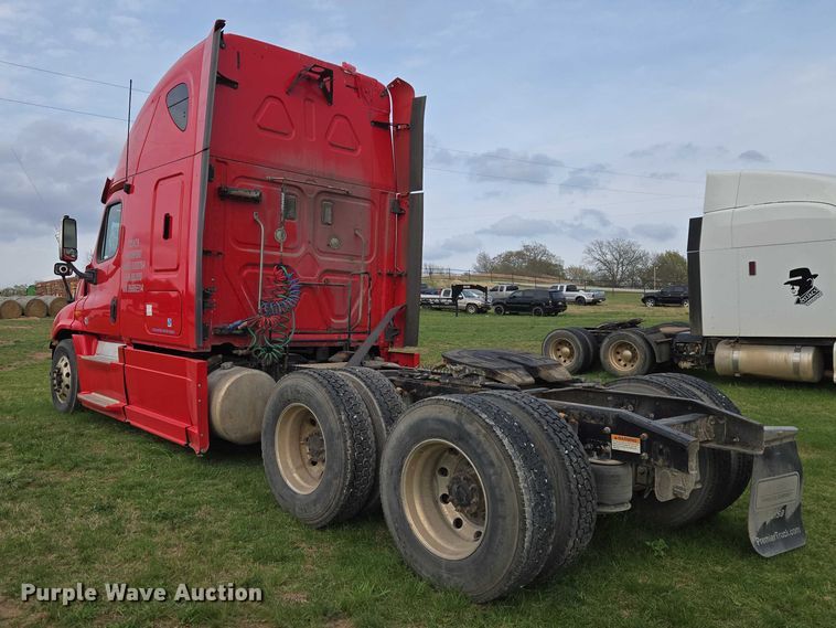 image for item ET5224 2013 Freightliner Cascadia semi truck