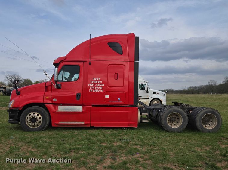 image for item ET5224 2013 Freightliner Cascadia semi truck