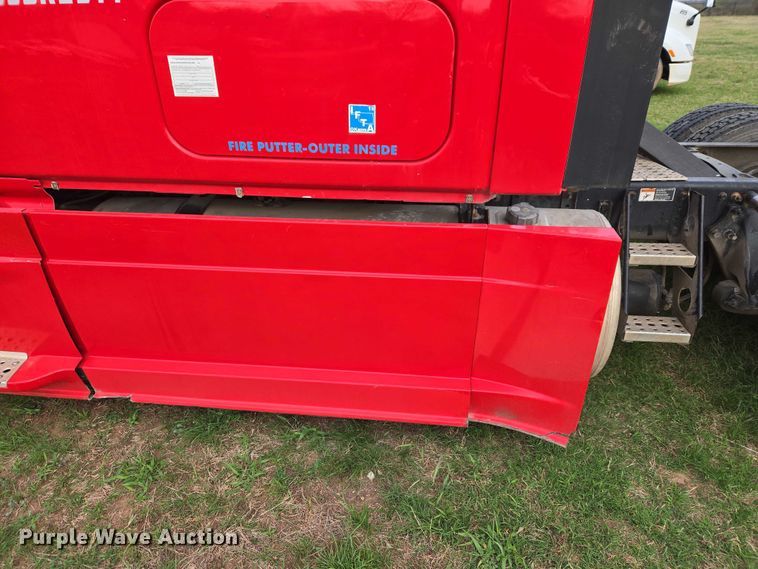 image for item ET5224 2013 Freightliner Cascadia semi truck