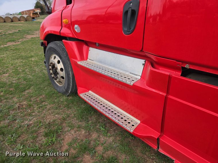 image for item ET5224 2013 Freightliner Cascadia semi truck