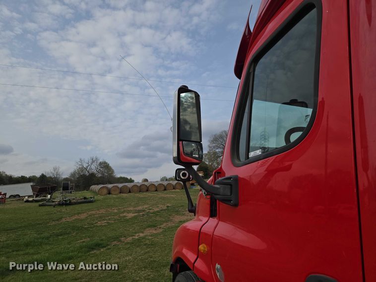 image for item ET5224 2013 Freightliner Cascadia semi truck