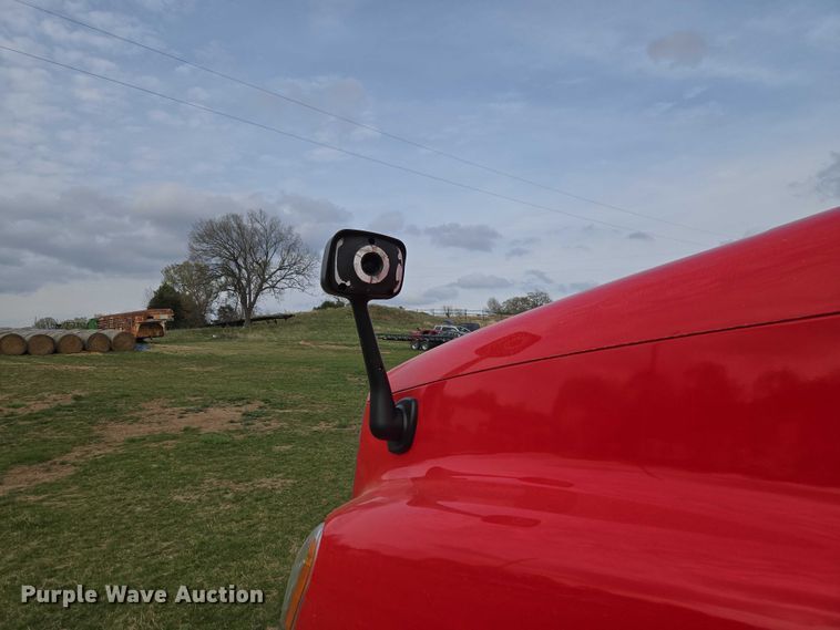 image for item ET5224 2013 Freightliner Cascadia semi truck