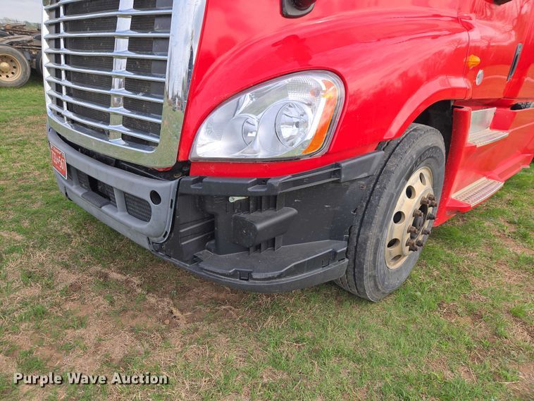 image for item ET5224 2013 Freightliner Cascadia semi truck