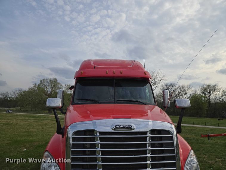 image for item ET5224 2013 Freightliner Cascadia semi truck