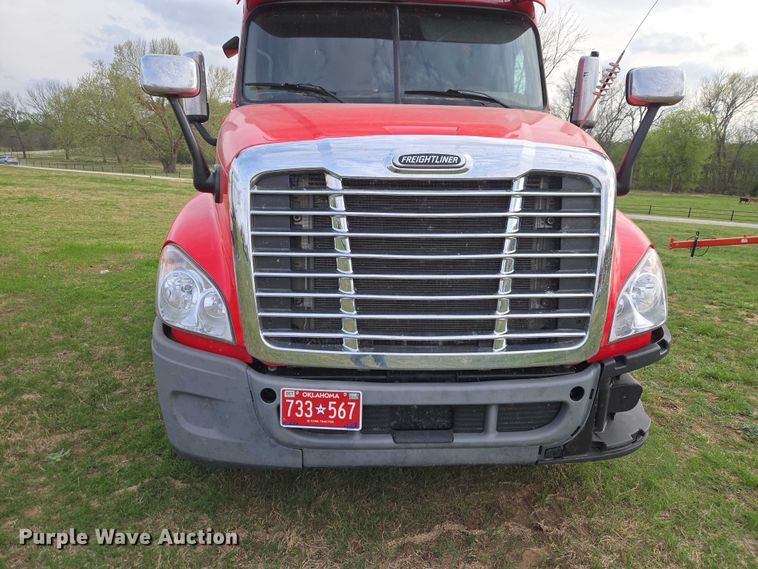 image for item ET5224 2013 Freightliner Cascadia semi truck