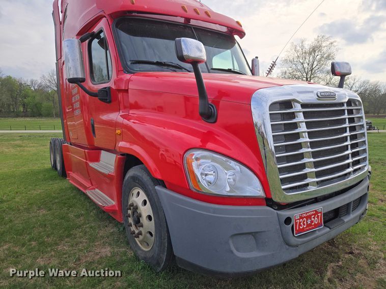 image for item ET5224 2013 Freightliner Cascadia semi truck