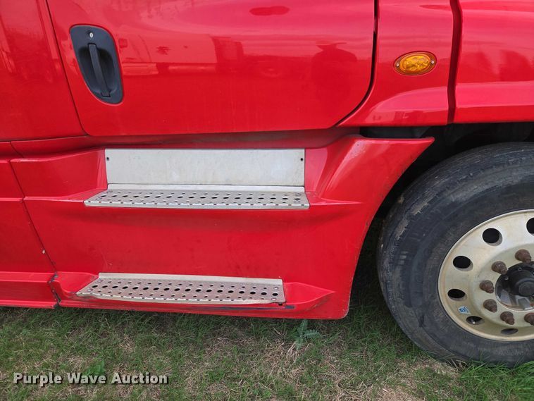 image for item ET5224 2013 Freightliner Cascadia semi truck