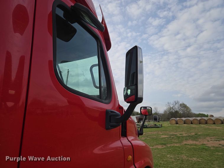 image for item ET5224 2013 Freightliner Cascadia semi truck