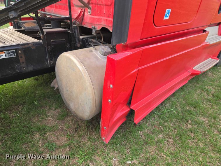 image for item ET5224 2013 Freightliner Cascadia semi truck