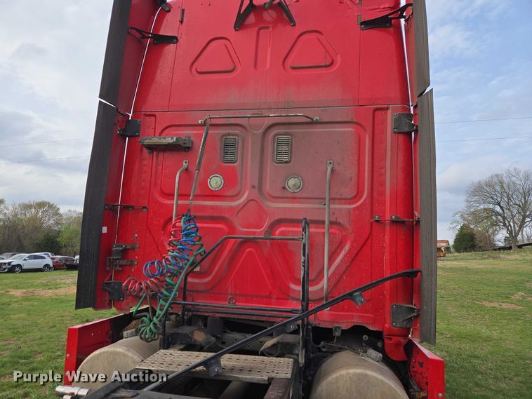 image for item ET5224 2013 Freightliner Cascadia semi truck