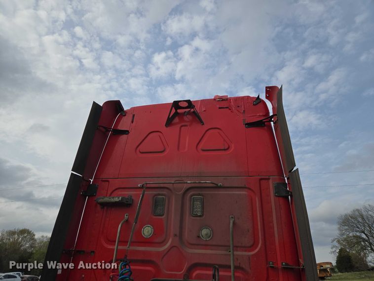 image for item ET5224 2013 Freightliner Cascadia semi truck