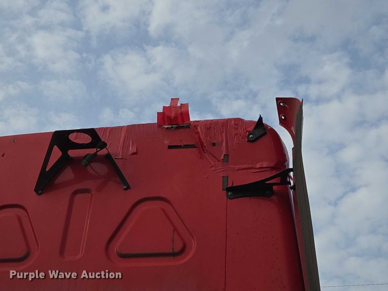 image for item ET5224 2013 Freightliner Cascadia semi truck