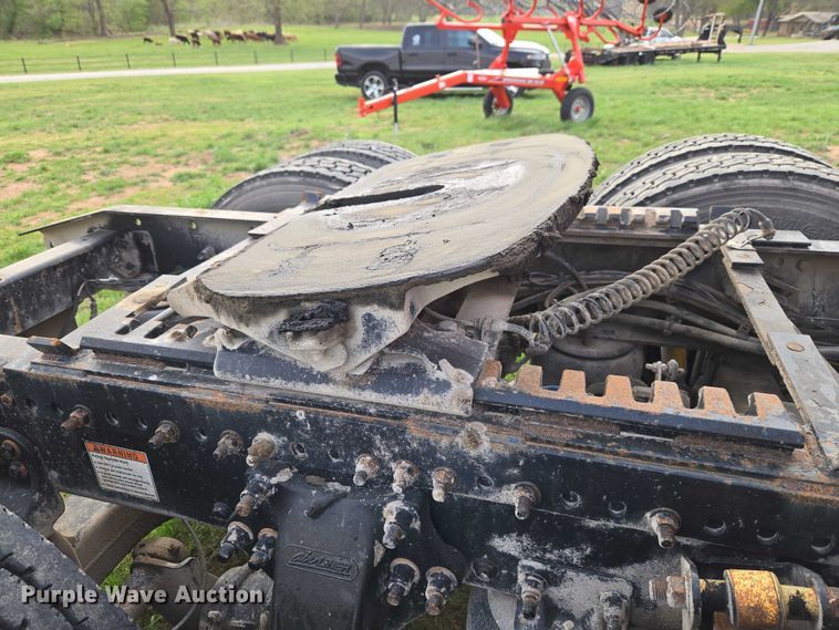 image for item ET5224 2013 Freightliner Cascadia semi truck