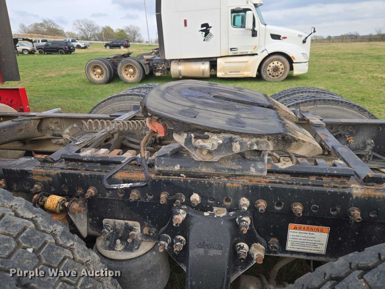 image for item ET5224 2013 Freightliner Cascadia semi truck
