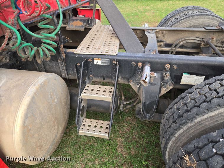 image for item ET5224 2013 Freightliner Cascadia semi truck