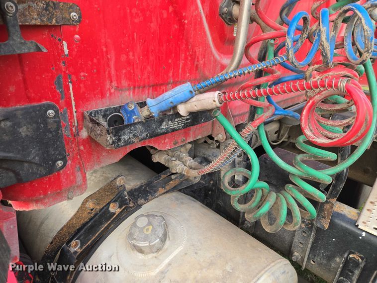 image for item ET5224 2013 Freightliner Cascadia semi truck