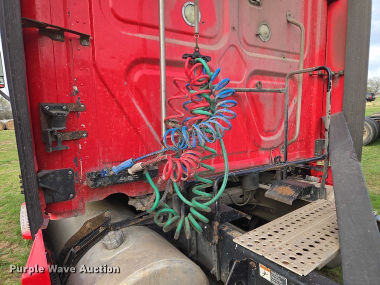 image for item ET5224 2013 Freightliner Cascadia semi truck