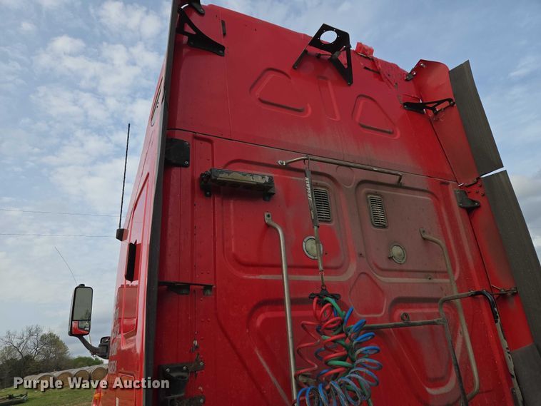 image for item ET5224 2013 Freightliner Cascadia semi truck