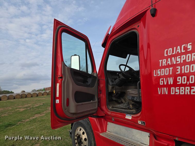 image for item ET5224 2013 Freightliner Cascadia semi truck