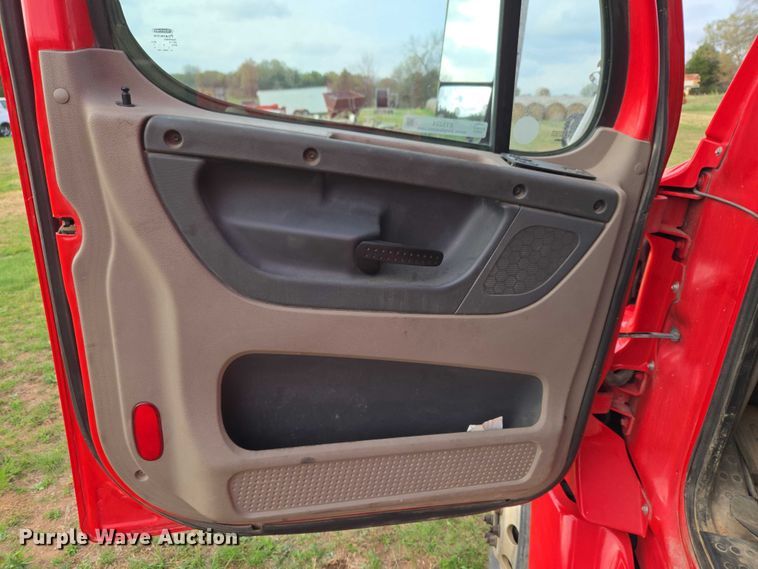 image for item ET5224 2013 Freightliner Cascadia semi truck