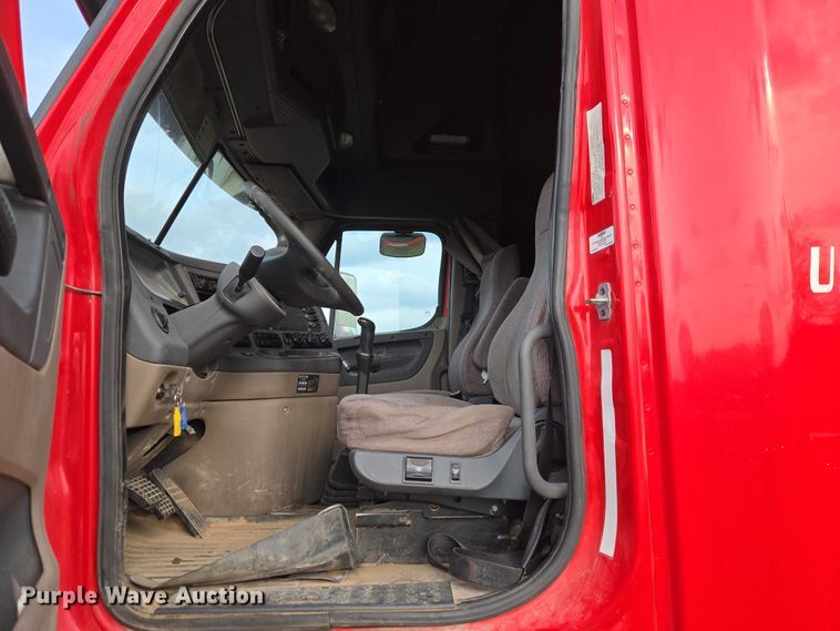 image for item ET5224 2013 Freightliner Cascadia semi truck