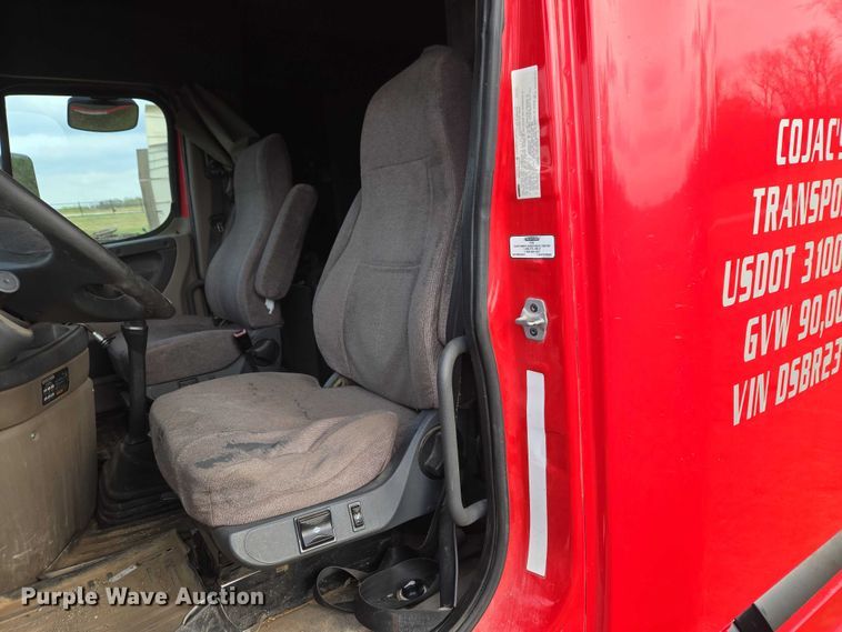 image for item ET5224 2013 Freightliner Cascadia semi truck