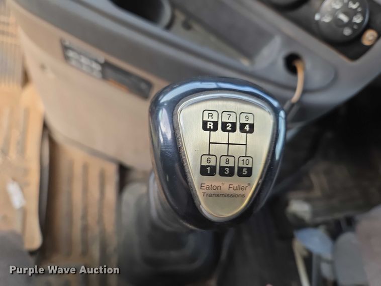 image for item ET5224 2013 Freightliner Cascadia semi truck