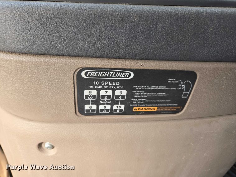 image for item ET5224 2013 Freightliner Cascadia semi truck